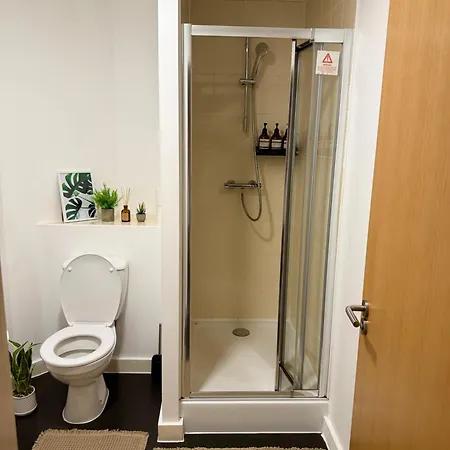 Zelena Luxurious Apartment, Private Parking, Fast Wi-fi, Self Check-in Anytime Perfect For Late Arrivals, 5 Minutes To Old Trafford Stadium *