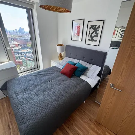Modern 2-bed In Mediacityuk Hub Apartment Manchester