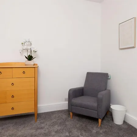 Charming 3mins From Airport Apartment *