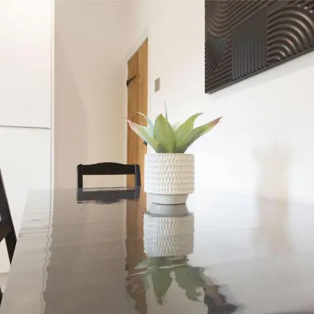 Charming 3mins From Airport Apartment *