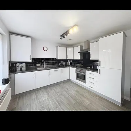 בית אירוח 24 Longshaw Close