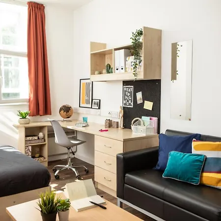 Rusholme Place - Walking Distance To *