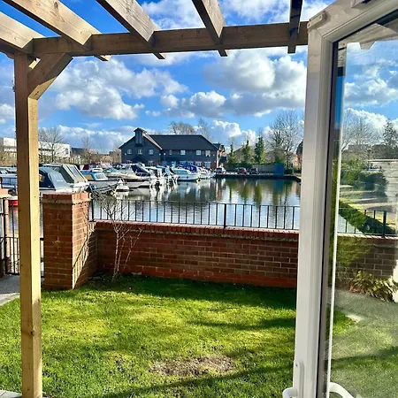 Stylish 4br Townhouse On Stretford Marina - Waterside In M32 Lägenhet Manchester