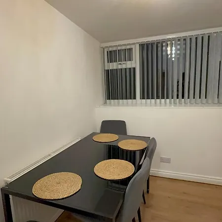 Contractor Stays, Fast Wifi, Free Parking, Work Apartament