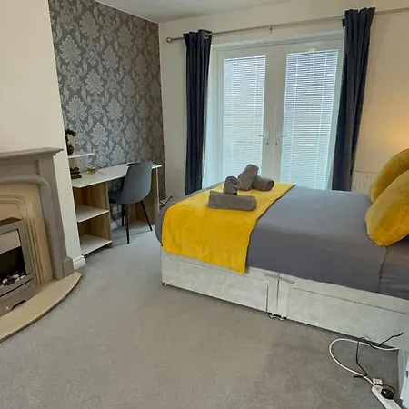 Contractor Stays, Fast Wifi, Free Parking, Work Apartament