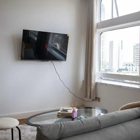 Centre & Parking 2 Bedroom Ap *