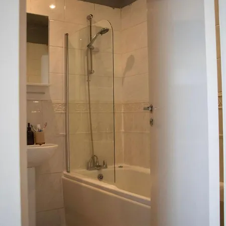 Centre & Parking 2 Bedroom Ap *