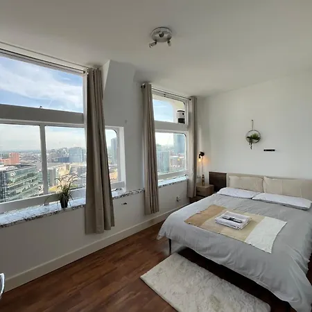 Centre & Parking 2 Bedroom Ap Apartment