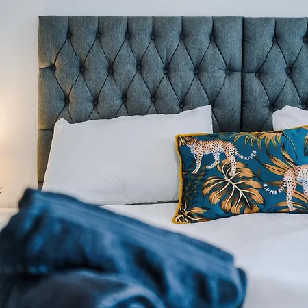 Charming Salford, Staycation, Wifi, Sleeps 5 Apartment Manchester