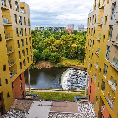 Charming Salford, Staycation, Wifi, Sleeps 5 Manchester