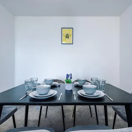 Charming Salford, Staycation, Wifi, Sleeps 5 Daire *