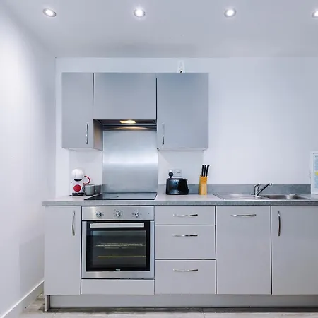Daire Charming Salford, Staycation, Wifi, Sleeps 5 *