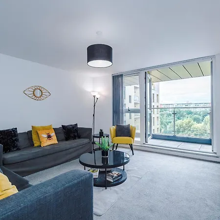 Charming Salford, Staycation, Wifi, Sleeps 5 Daire Manchester