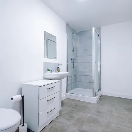 Charming Salford, Staycation, Wifi, Sleeps 5 Daire *