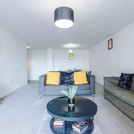 Charming Salford, Staycation, Wifi, Sleeps 5 Apartment *