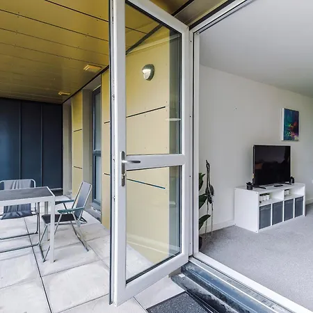 Charming Salford, Staycation, Wifi, Sleeps 5 Daire Manchester