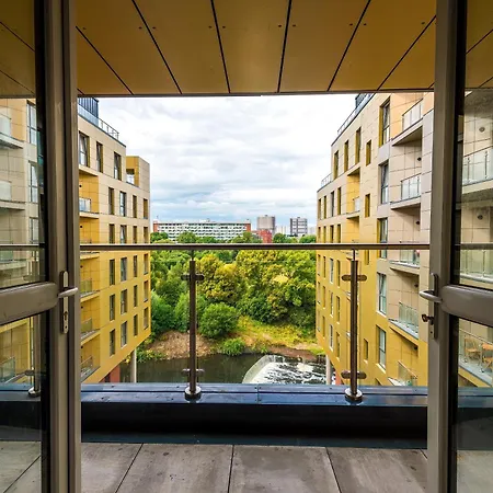 Charming Salford, Staycation, Wifi, Sleeps 5 Daire