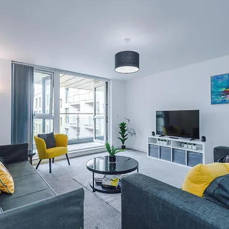 Charming Salford, Staycation, Wifi, Sleeps 5 *