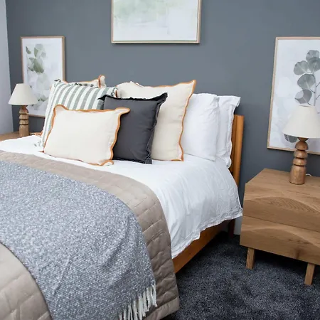Sleeps 14 The Old Trafford Family Zen By Genesis Living Holiday home