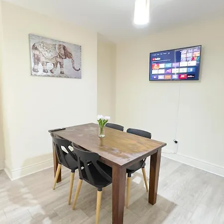 Stylish 3 Bedroom House Sleep Up To 5 - Free Parking