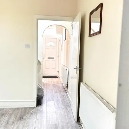 Дом отдыха Entire 3 Bedroom House, Salford 60