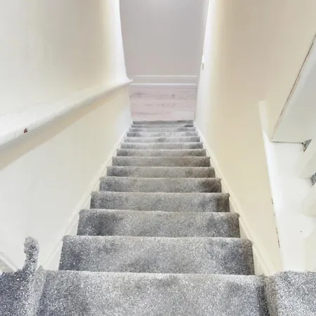 Entire 3 Bedroom House, Salford 60 Дом отдыха *