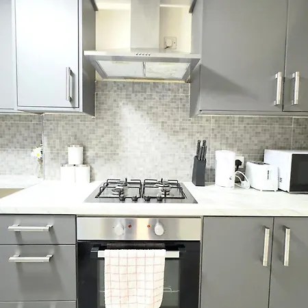 Stylish 3 Bedroom House Sleep Up To 5 - Free Parking *