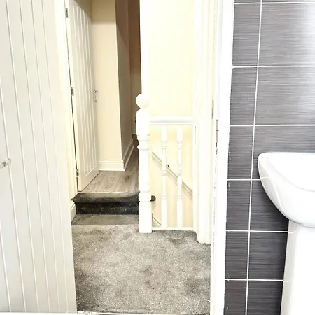 Stylish 3 Bedroom House Sleep Up To 5 - Free Parking Манчестер