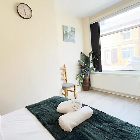 Stylish 3 Bedroom House Sleep Up To 5 - Free Parking *
