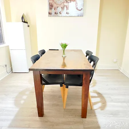 Stylish 3 Bedroom House Sleep Up To 5 - Free Parking Manchester