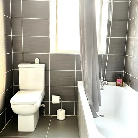Stylish 3 Bedroom House Sleep Up To 5 - Free Parking * Manchester