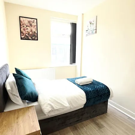 Stylish 3 Bedroom House Sleep Up To 5 - Free Parking