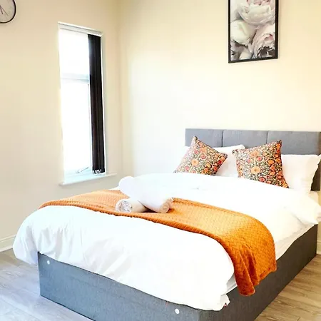 Stylish 3 Bedroom House Sleep Up To 5 - Free Parking *