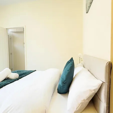Stylish 3 Bedroom House Sleep Up To 5 - Free Parking Манчестер