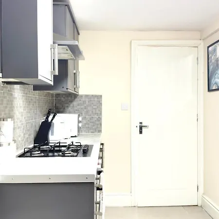Stylish 3 Bedroom House Sleep Up To 5 - Free Parking