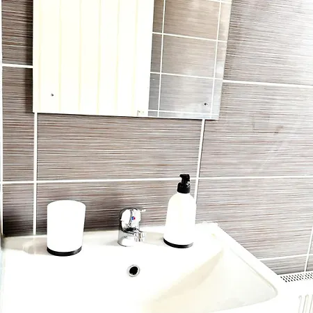 Stylish 3 Bedroom House Sleep Up To 5 - Free Parking Manchester
