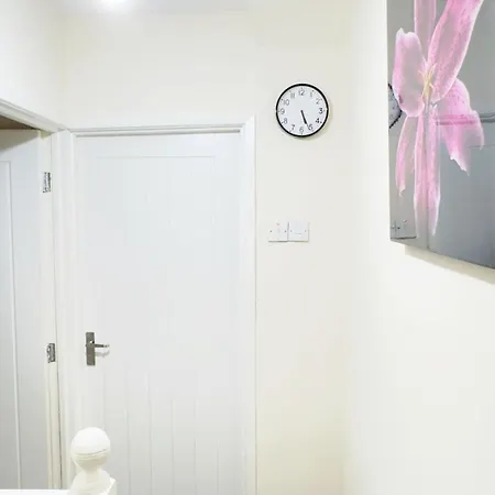 Stylish 3 Bedroom House Sleep Up To 5 - Free Parking * Manchester