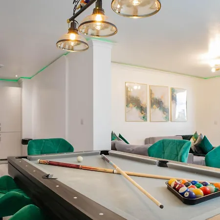 Modern Skyline Apartment *