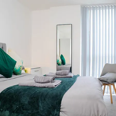 Modern Skyline Apartment *