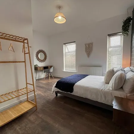 Spacious Victorian 5bedroom 5bathroom W Free Parking Dom wakacyjny *