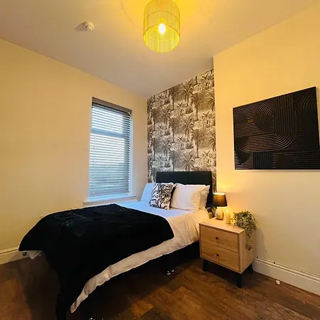 Spacious Victorian 5bedroom 5bathroom W Free Parking Manchester