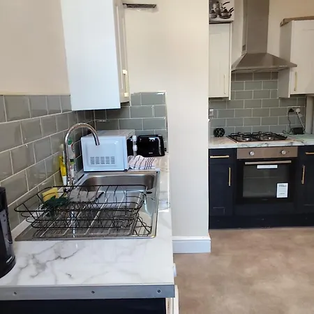 בית הארחה En-suite Double-bedroom In The Heart Of Salford Cr4 Perfect For Short מנצ'סטר