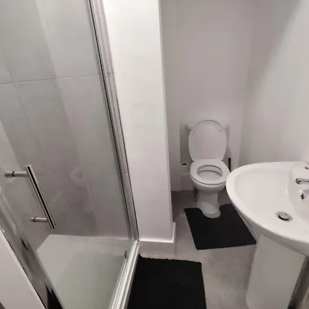 En-suite Double-bedroom In The Heart Of Salford Cr1 Perfect For Short Manchester