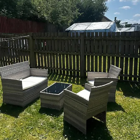 Apartamento Superb Two Bedroom House Near Etihad & Coop Live - Free Parking *