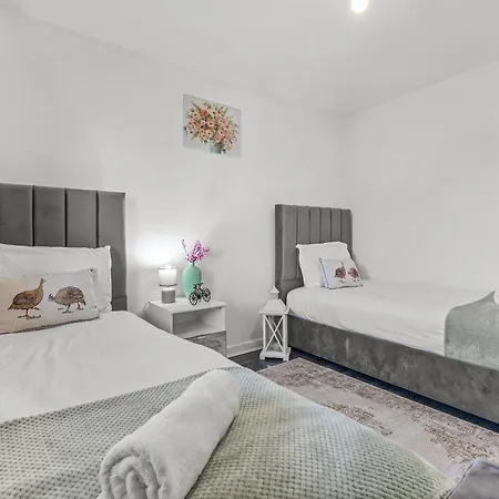 New Large Townhouse 3 Bedrooms 4 Beds And Parking Manchester
