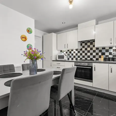 New Large Townhouse 3 Bedrooms 4 Beds And Parking Casa de Férias *