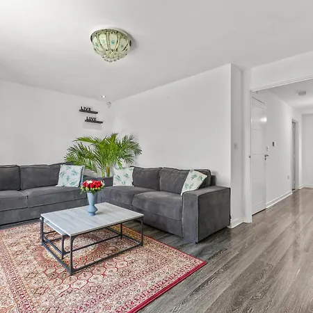 New Large Townhouse 3 Bedrooms 4 Beds And Parking * مانشستر