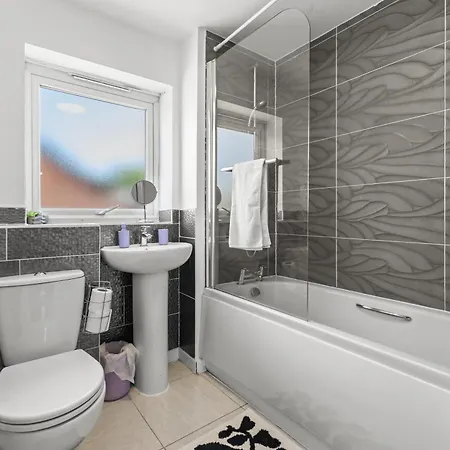 New Large Townhouse 3 Bedrooms 4 Beds And Parking Манчестер