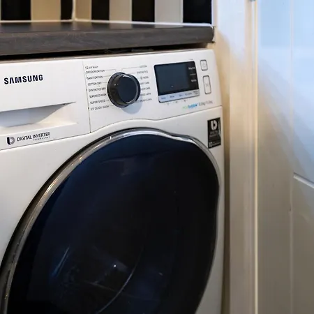 New Large Townhouse 3 Bedrooms 4 Beds And Parking Nyaraló