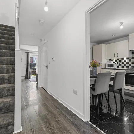Дом отдыха New Large Townhouse 3 Bedrooms 4 Beds And Parking *
